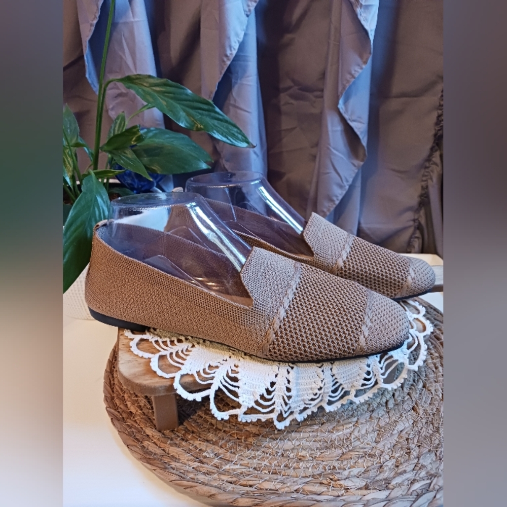 NWOT Tan Stretchy Mesh Flats NB Neutral Tan Ladies 41